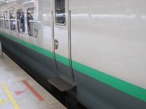 JR東日本 E4系 山形新幹線つばさ 新幹線の駅ではステップが開きます