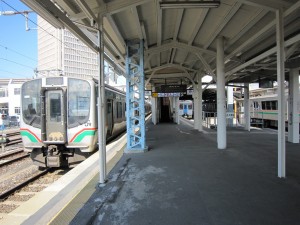 JR仙山線 山形駅 仙石線・左沢線ホーム 線路幅が在来線と同じです