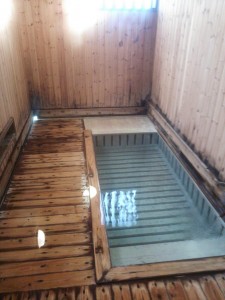 蔵王温泉 川原湯共同浴場 浴室 湯船がすのこ状になっています