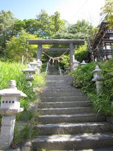 蔵王温泉 酢川温泉神社 大鳥居 奥に石段が続きます