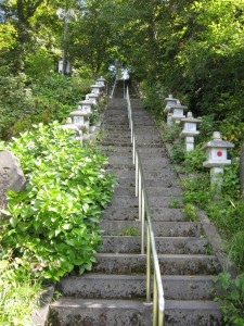 蔵王温泉 酢川温泉神社 大鳥居から先に続く石段 かなりの急勾配です