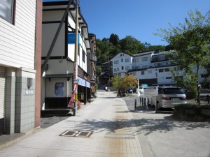 山形 蔵王温泉 高湯通り この先に酢川温泉神社があります