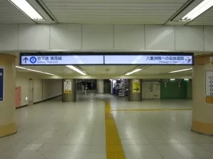 JR東海道本線 東京駅 丸の内側から八重洲側への自由通路 入口