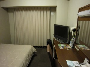 ホテル ルートイン 水戸県庁前 シングルルーム 室内 壁際に空気清浄機があります