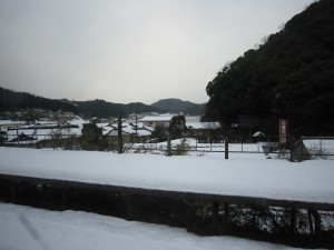雪が積もったホーム JR山陰本線 城崎温泉～浜坂にて