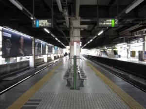 浜松町駅 京浜東北線と山手線は、同じ方向へ行く列車が同じホームで乗り換えできます