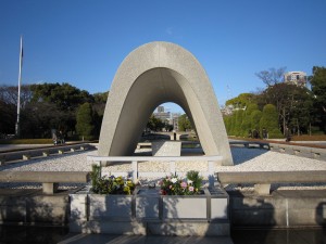 広島 平和記念公園 原爆死没者慰霊碑と平和の灯