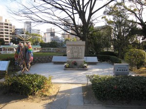 広島市高等女学校原爆慰霊碑 平和記念公園のすぐ近くにあります