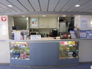 広島－松山 高速船 スーパージェット 売店 この裏に自動販売機があります