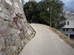 松山城 愛媛県庁裏の登山口 この坂がかなり急です