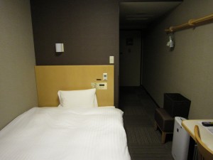 ホテルドーミーイン広島 シングルルーム ベッドと加湿空気清浄機