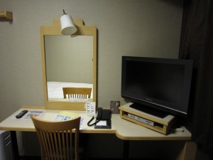 ホテルドーミーイン広島 シングルルーム デスクとテレビ