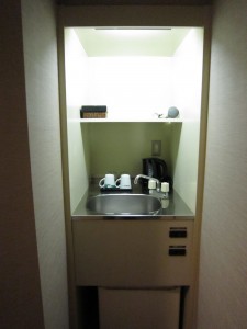 ホテルドーミーイン広島 シングルルーム 流し台と冷蔵庫