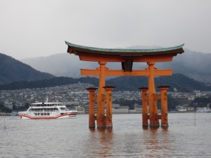宮島 厳島神社 大鳥居 後ろにJR船がいます