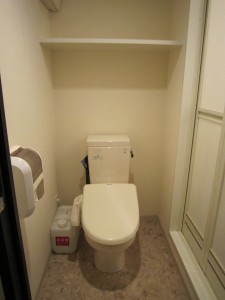 ホテルドーミーイン高崎 トイレ 右の扉の向こうがシャワールームです