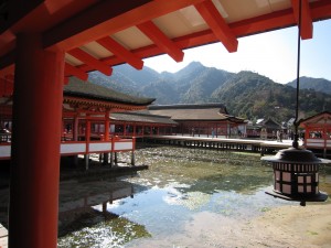 広島 宮島 厳島神社 入口から本殿を見る