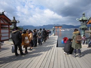 広島 宮島 厳島神社 大鳥居に一番近いところで記念撮影しようと待っている人の列