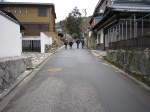 厳島神社の出口から宮島ロープウェイを目指す 急な坂道です