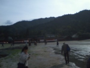 広島 宮島 厳島神社 潮が引いているときは真正面へ行くことができます
