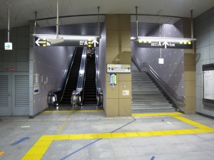 東京臨海高速鉄道 りんかい線 天王洲アイル駅 出口Aのエスカレータ