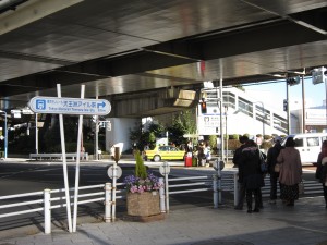 天王洲アイル交差点 東京モノレールの駅と、りんかい線の駅の間にあります