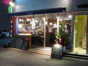 広島 MABUI袋町店 店頭に牡蠣が殻付きで置いてあるのが特徴です