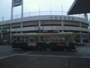広島市民球場と京都市電 「夢と感動をありがとう」の字幕が