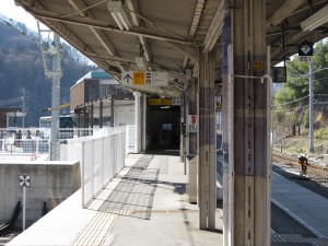 JR吾妻線 長野原草津口駅 駅舎への通路 左側にバスターミナルが見えます