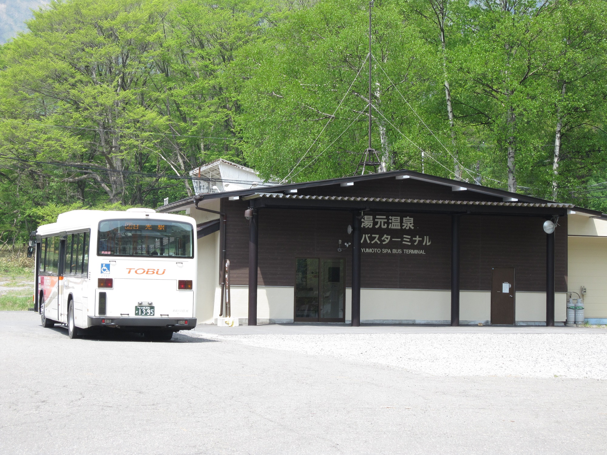 東武バス日光 湯元温泉バスターミナル 日光駅行きのバスと建物