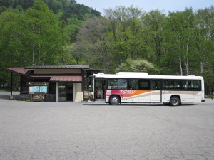 東武バス日光 湯元温泉バスターミナル 日光駅行きバスと待合室 バスはSuicaが使えます