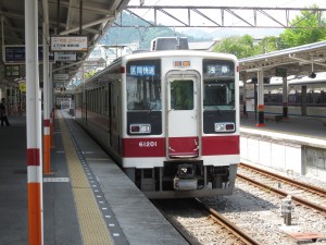 東武日光線 東武日光駅 4番ホーム 優等列車が発着します 区間快速 浅草行きが停車中