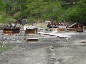 日光湯元温泉 源泉 全景その1 湿原の中に小屋が建っています