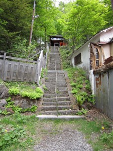 日光湯元温泉 温泉神社 本殿への急階段