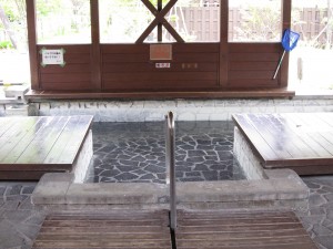 日光湯元温泉 あんよのゆ 足湯の中 ここはお湯が透明です