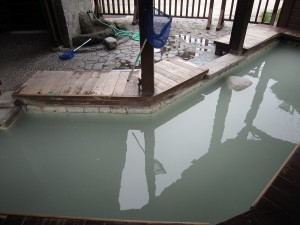 日光湯元温泉 あんよのゆ 足湯の中 ここはお湯が乳白色です