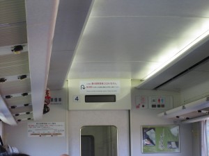 東武鬼怒川線 特急スペーシアきぬ 春日部駅での降車口の案内