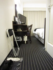 アパホテル 京都駅堀川通 プレミアフロア シングルルーム 玄関から室内を見たところ