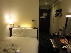 アパホテル 京都駅堀川通 プレミアフロア シングルルーム 窓側より室内を見る