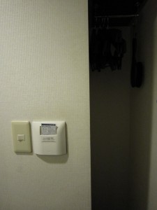 アパホテル 京都駅堀川通 プレミアフロア シングルルーム クローゼット カードキーをここへセットすると電気がつきます