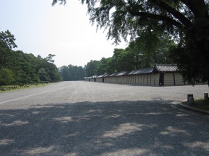京都御苑 乾御門を入ったところ 塀の先が京都御所です