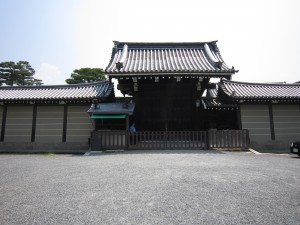 京都御苑 清所門 門の先が京都御所です