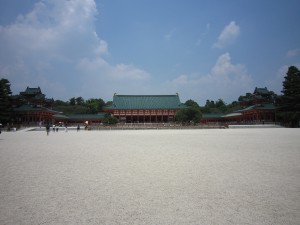 京都 平安神宮 境内 正面に外拝殿があります