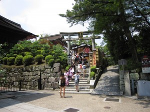 京都 地主神社 入口と鳥居