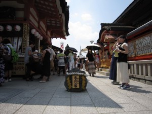 京都 地主神社 恋占いの石 もはや反対側の石が見えません