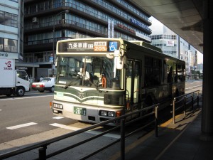 京都市バス オレンジ地に白文字の系統番号だと循環系統です 京都駅前バスターミナルにて