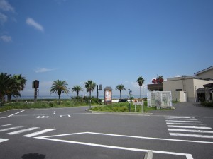 横須賀温泉 湯楽の里 駐車場から海方向を撮影