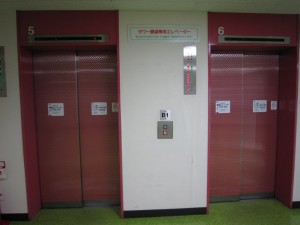 京都タワー タワー展望専用エレベーター 地下3階の大浴場へ行くときも、このエレベーターに乗ります