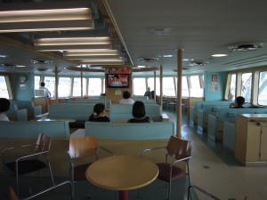 桜島フェリー 船内 座席は桜島方向を向いています