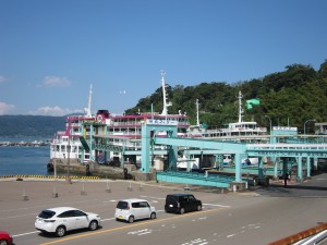 桜島フェリー 桜島港 鹿児島市内へ向かう車が列を作っています