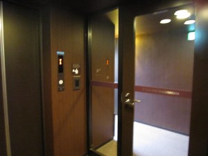 シルクイン鹿児島 エレベーターホール 宿泊客でないと入れない仕組みになっています